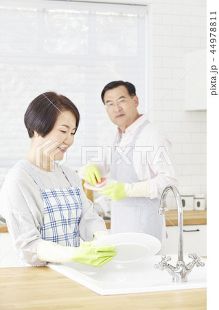 お皿を洗う 皿洗い 食器洗い 44978811