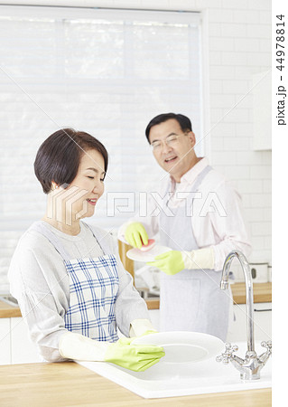 お皿を洗う 皿洗い 食器洗い 44978814