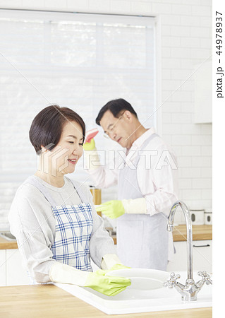 お皿を洗う 皿洗い 食器洗い 44978937