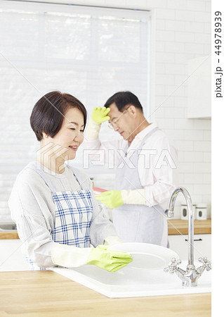 お皿を洗う 皿洗い 食器洗い 44978939