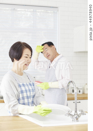 お皿を洗う 皿洗い 食器洗い 44978940