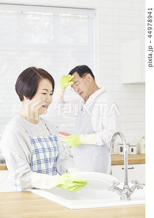 お皿を洗う 皿洗い 食器洗い 44978941