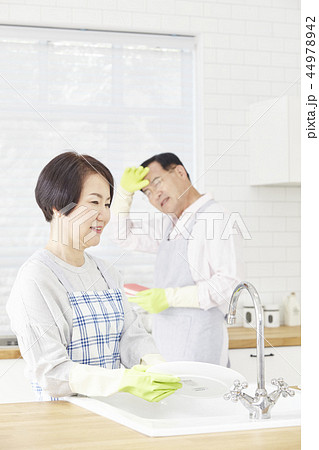 お皿を洗う 皿洗い 食器洗い 44978942