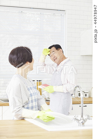 お皿を洗う 皿洗い 食器洗い 44978947