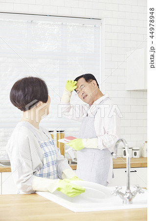 お皿を洗う 皿洗い 食器洗い 44978948