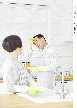 お皿を洗う 皿洗い 食器洗い 44978949