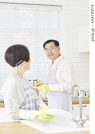 お皿を洗う 皿洗い 食器洗い 44978974