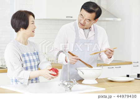夫婦 韓国人 中年 44979430