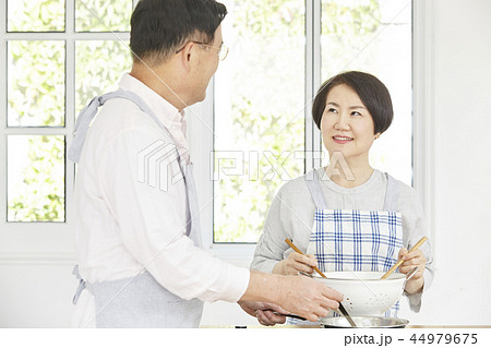 夫婦 韓国人 中年 44979675