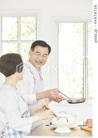 夫婦 韓国人 中年 44979736