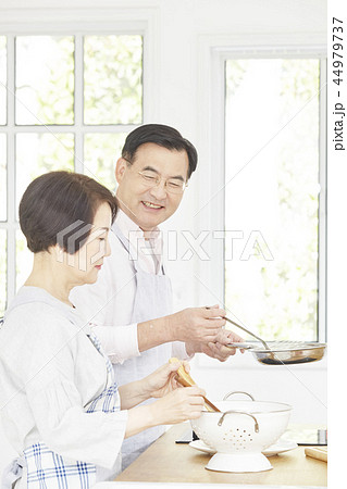 夫婦 韓国人 中年 44979737