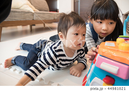 リビングで遊ぶ子供 リビングで遊ぶ子供 44981021