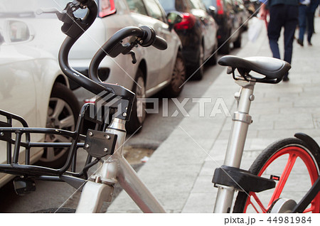 Close-up of the bike in the background, standing in a row of cars and pedestrians who choose the Close-up of the bike in the background, standing in a row of cars and pedestrians who choose the 44981984