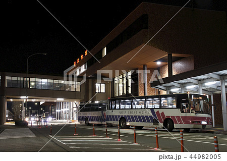 ［AXT］夜の秋田空港とリムジンバス 44982005
