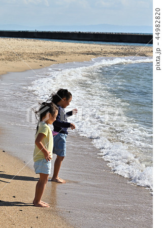 海岸の砂浜で遊ぶ 44982820