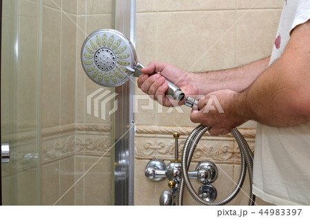 Installing a shower hose 44983397