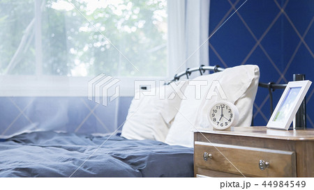 朝イメージ 目覚まし時計 寝室 背景素材 朝イメージ 目覚まし時計 寝室 背景素材 44984549