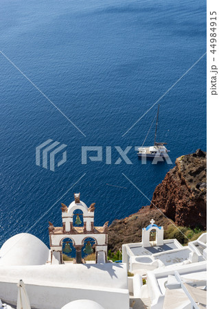Picturesque view of traditional cycladic Santorini Picturesque view of traditional cycladic Santorini 44984915
