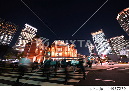 日本の東京都市景観　東京駅やオフィスビル群などを望む 44987279