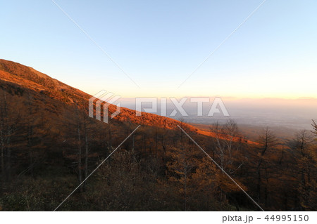秋の紅葉の季節の浅間山 44995150