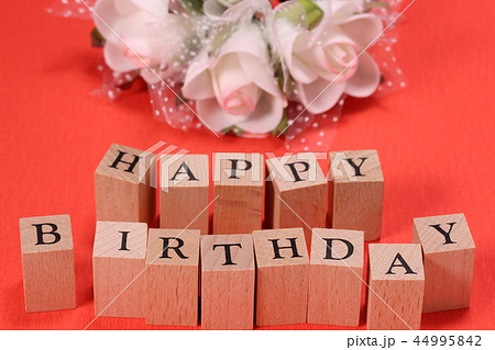花束とhappy Birthdayの文字の写真素材