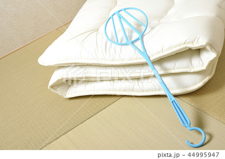 敷布団と布団叩きの写真素材