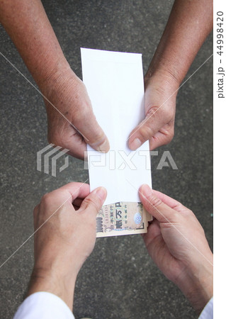 現金の受け渡し 44998420