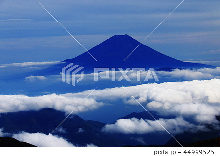 南アルプス塩見岳山頂から　霊峰富士山を望む 44999525