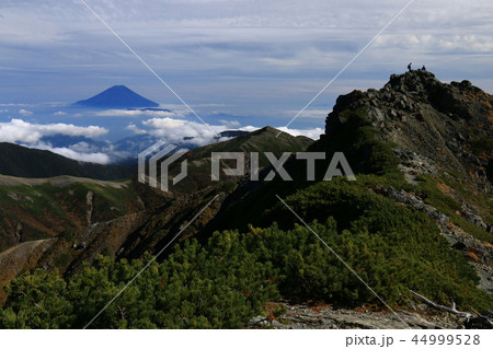 南アルプス塩見岳西峰山頂から東峰山頂越しに 霊峰富士山を望む 南アルプス塩見岳西峰山頂から東峰山頂越しに 霊峰富士山を望む 44999528