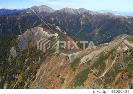 南アルプス塩見岳山頂から白峰三山、仙塩尾根縦走路を望む 45000482