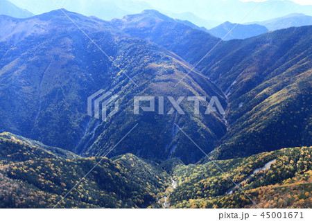南アルプス塩見岳山頂から　黄葉に彩られた谷を望む 45001671
