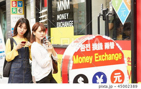 韓国 女子旅 両替の写真素材