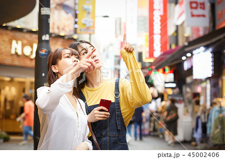 韓国 女子旅 街歩きの写真素材
