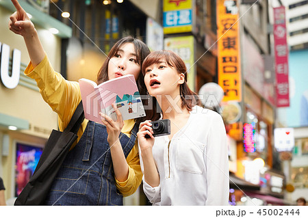 韓国 女子旅 街歩きの写真素材