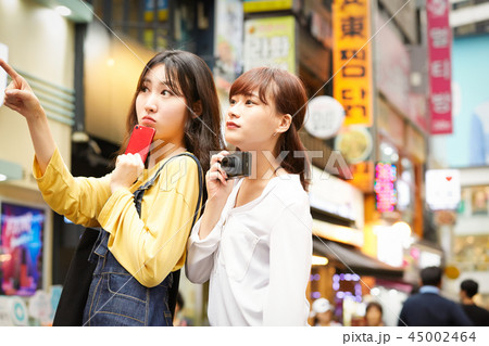 韓国 女子旅 街歩きの写真素材