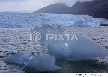 アラスカ 氷河から崩れた流氷 アラスカ 氷河から崩れた流氷 45002768