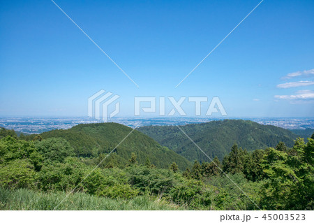 東京都 明治の森高尾国定公園 小仏城山の山頂から高尾山と都心方面の眺め 東京都 明治の森高尾国定公園 小仏城山の山頂から高尾山と都心方面の眺め 45003523