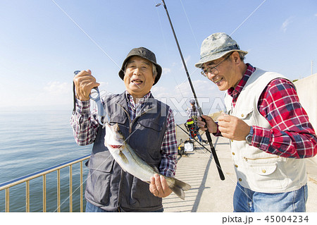 釣りを楽しむシニア男性 45004234