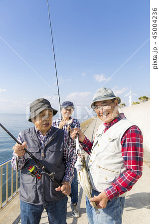 釣りを楽しむシニア男性 釣りを楽しむシニア男性 45004236