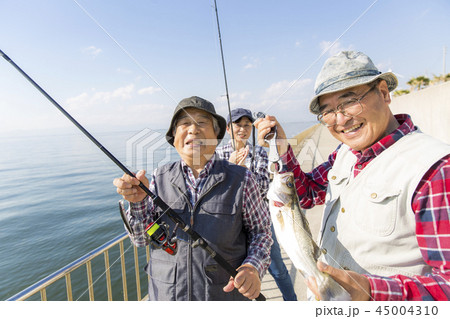 釣りを楽しむシニア男性 45004310