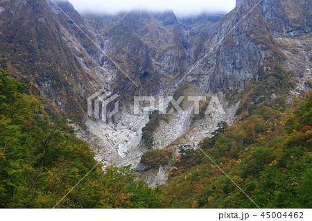 秋の谷川岳　一ノ倉沢トレッキング　荘厳な一ノ倉沢岩壁 45004462