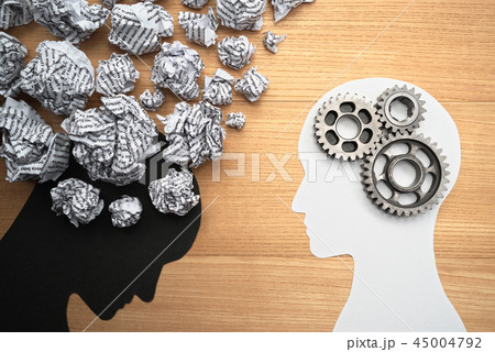 うつ状態の思考と健康的な思考のイメージ。紙くずと歯車と人の頭のシルエット。 うつ状態の思考と健康的な思考のイメージ。紙くずと歯車と人の頭のシルエット。 45004792