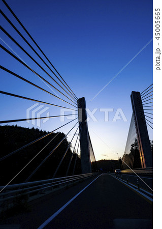 青い空　橋　目標に向かう 45005665