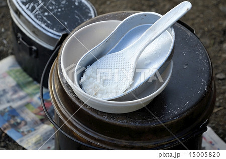 キャンプ　バーベキュー　飯盒炊爨 45005820