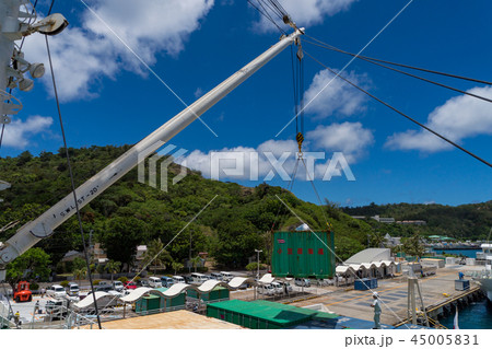 小笠原丸からクレーンで荷降ろしする 45005831