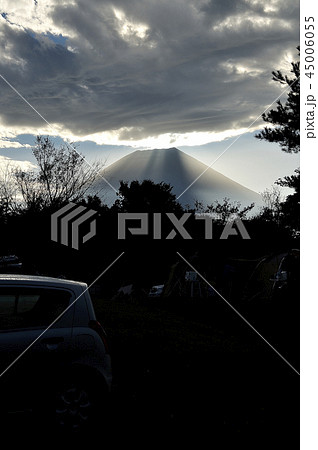 光を纏う富士山 45006055