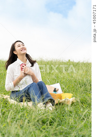 知らせを受け取る女性 知らせを受け取る女性 45007171