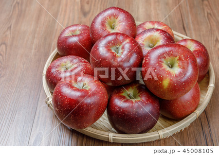 くだもの　りんご　品種：秋映（あきばえ） 45008105