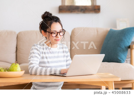 若い女性（パソコン） 45008633