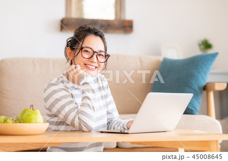 若い女性（パソコン） 45008645
